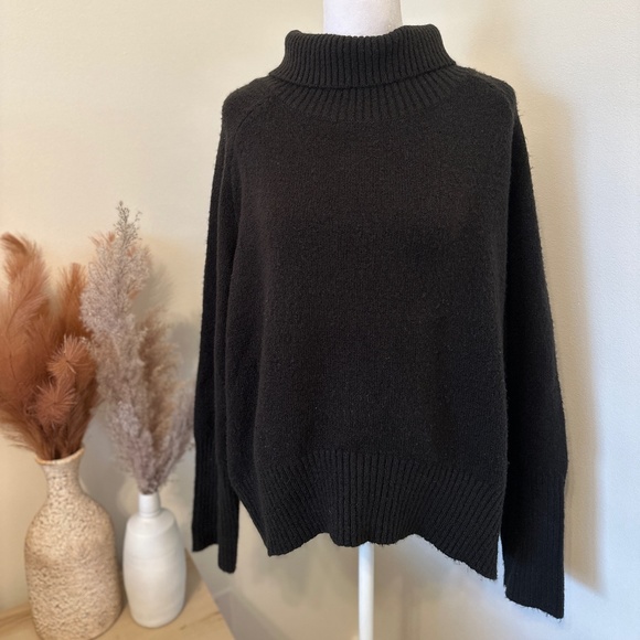 Pink Lily black sweater - Picture 1 of 3